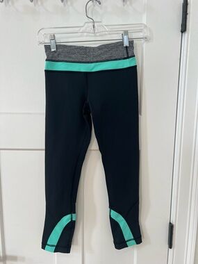 Lululemon Black and Teal Capri Leggings
